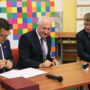 Podpisanie umowy na modernizację dróg dojazdowych do gruntów rolnych. Źródło: wrotapodlasia.pl